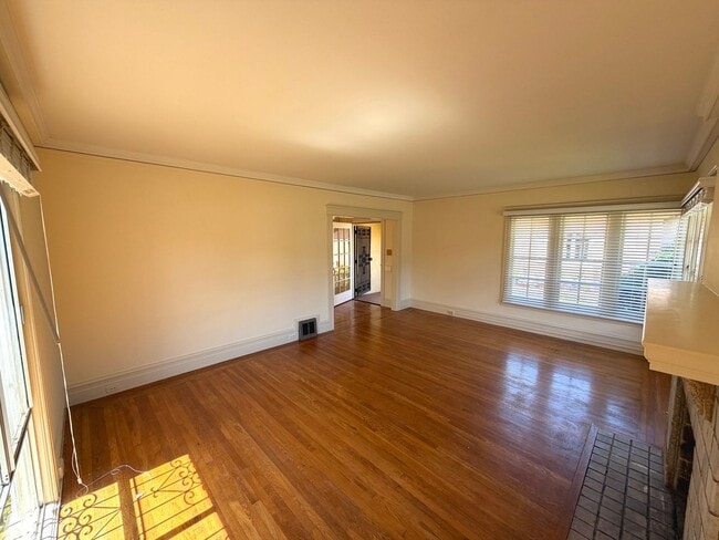 Building Photo - UPDATED BRIGHT HUGE 1650sf 2BR/1BA+BONUS Home Balboa Terrace LOTS of Natural Light AVAILABLE NOW