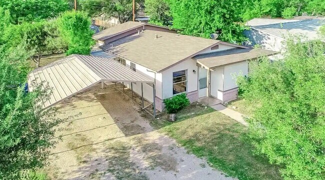 Building Photo - 707 Sprucewood Ln