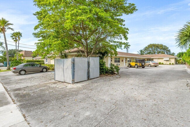 Building Photo - 751 Hummingbird Way