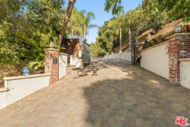 Building Photo - 3200 Oakley Dr