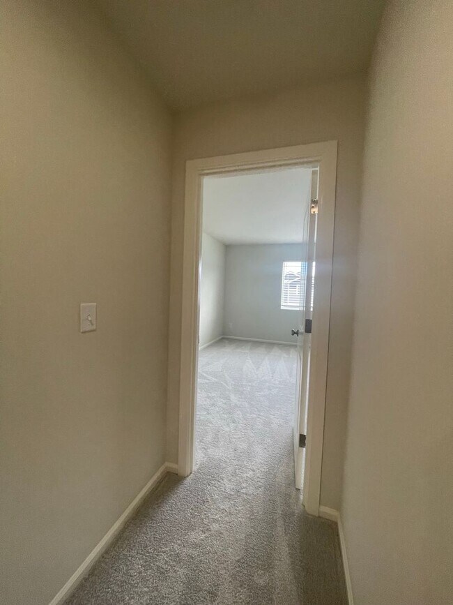 Building Photo - 4 bedrooms + BONUS ROOM And 2.5 baths Tumw...