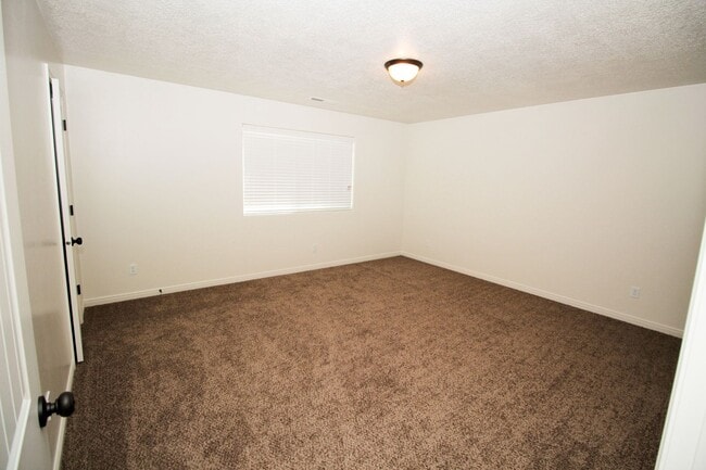 Building Photo - 3 bed, 2.5 bath town house *Internet Included