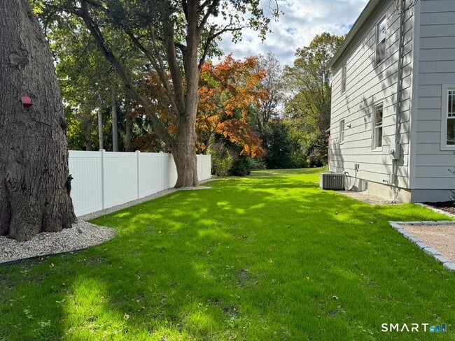 Building Photo - 429 Round Hill Rd