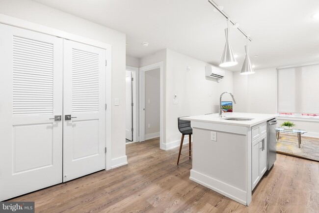 Building Photo - 214 Vine St