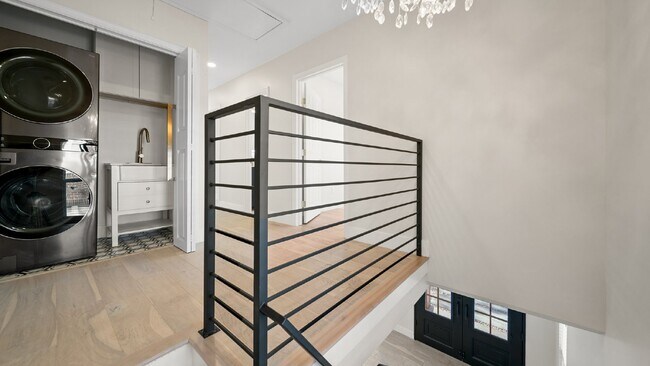 Building Photo - One of a Kind Luxury Home Close to Downtown Houston!