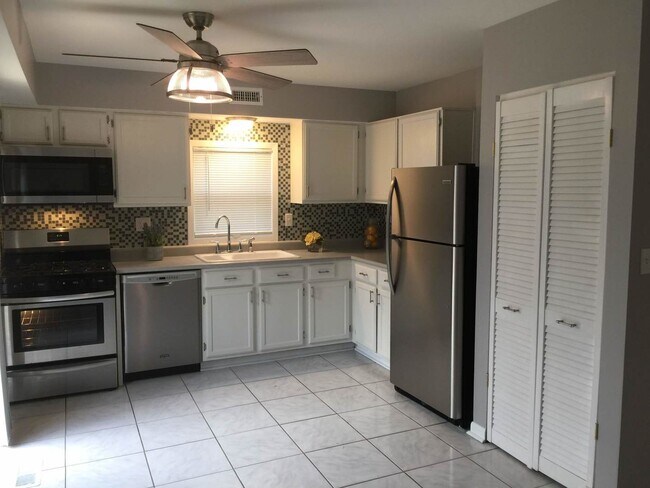 Building Photo - 1225 Riverwood Dr