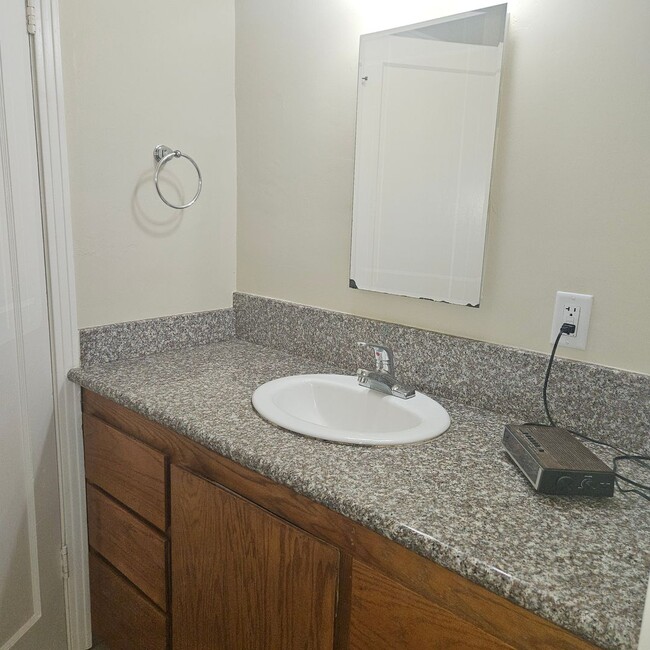 Building Photo - 2 Bedroom 1 Bath Home Recently Renovated