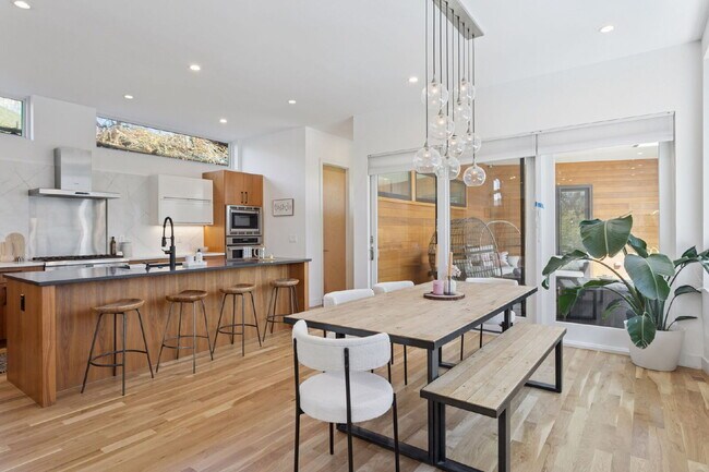 Building Photo - Spacious 5-Bed / 4-Bath home in LoHi for rent
