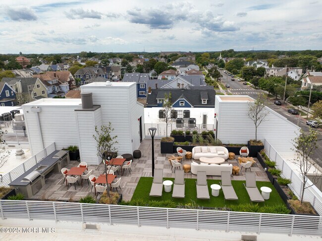 Building Photo - 218 3rd Ave