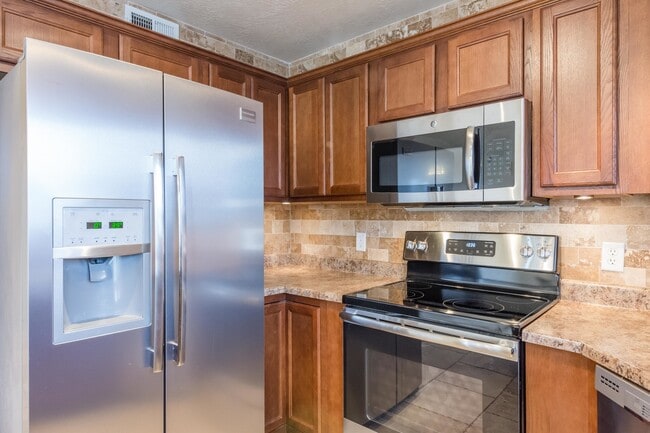 Primary Photo - 3 Bedroom/2 bathroom Condo in Sandy