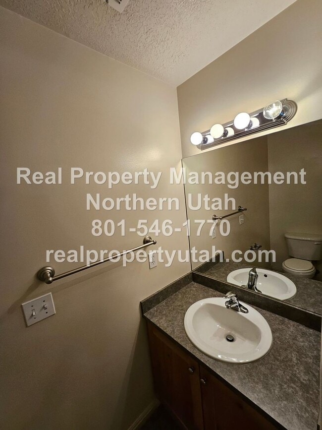 Building Photo - 3 Bedroom Townhome in Ogden