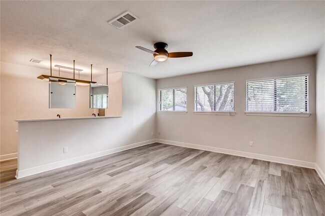 Building Photo - 11401 Oak Knoll Dr