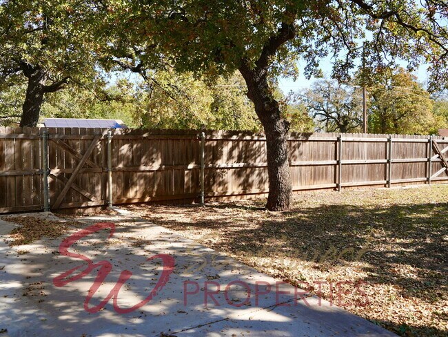 Building Photo - Good looking 3 bedroom 2 bath with huge yard!