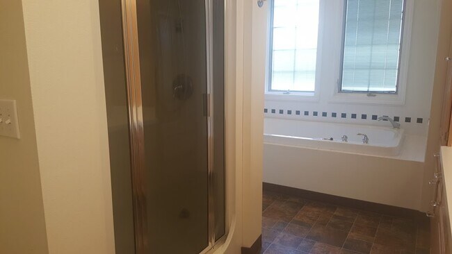 Building Photo - 265 NW Terre View Dr