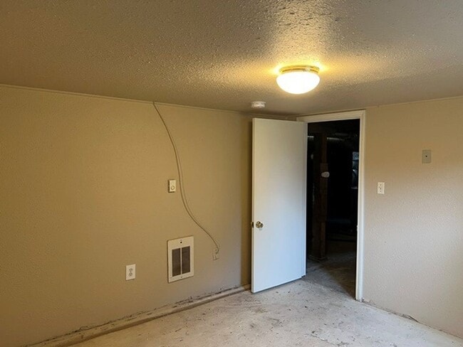Building Photo - 2Bd/1Ba Single Story House w/ Basement - A...