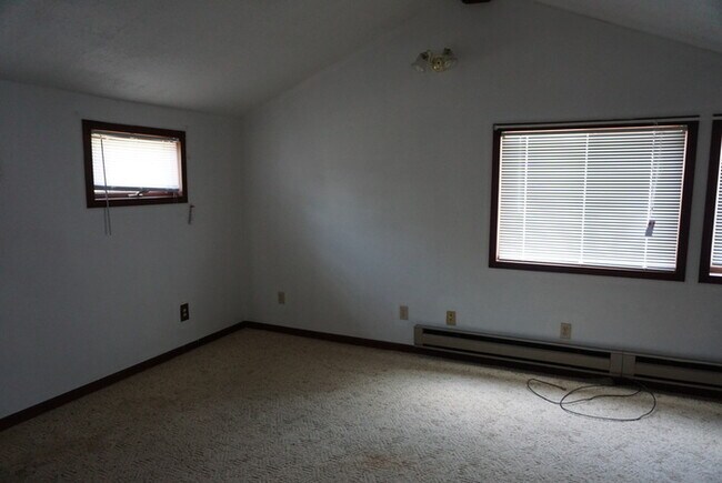 Building Photo - 2 BEDROOM HOUSE