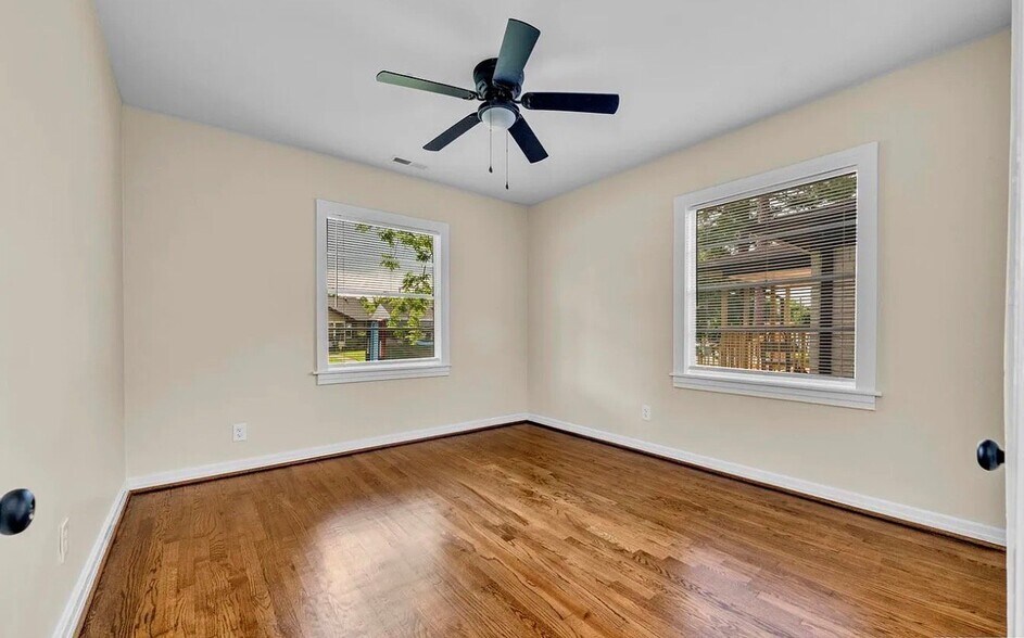 Building Photo - 741 Center Pl SW