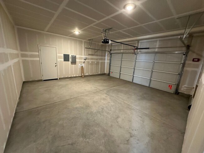 Building Photo - Gorgeous Brand New 3 Bedroom 2.5 Bath Home
