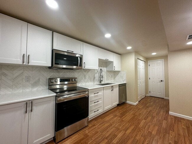 Building Photo - Luxurious Castle Pine living awaits!
