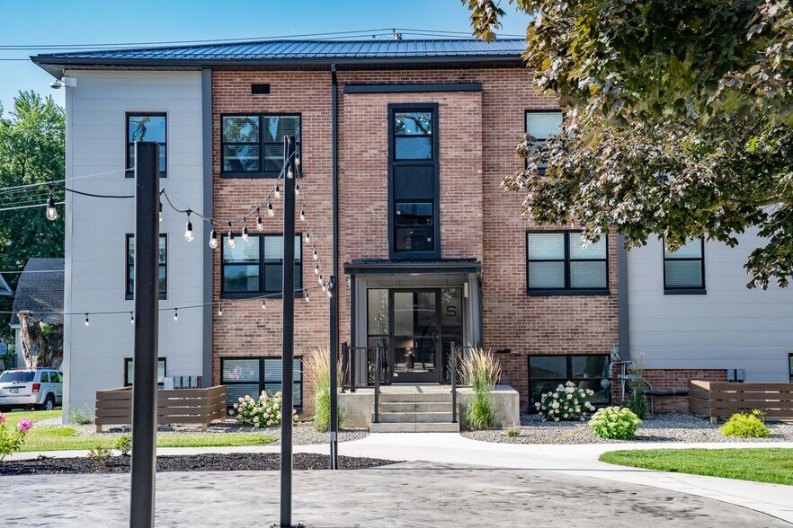 Building Photo - The Riv On The Greenway Apartments