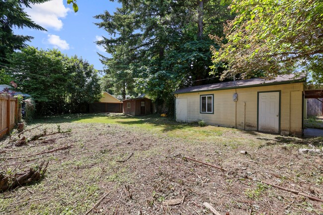 Building Photo - MOVE IN READY! A/C home with 2 bed, 1 bath...