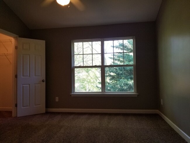 Building Photo - Move in ready close to airport BNA and I40