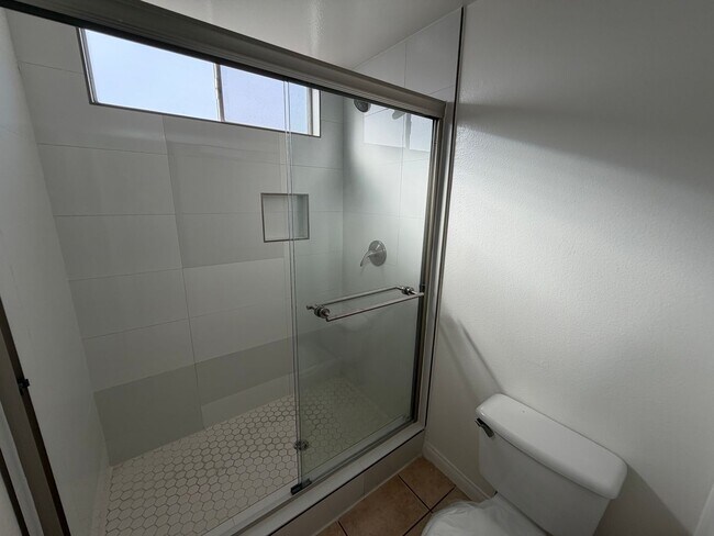 Building Photo - 2 BEDROOM CONDO UNIT IN THE WEST LA AREA 646 481 4404