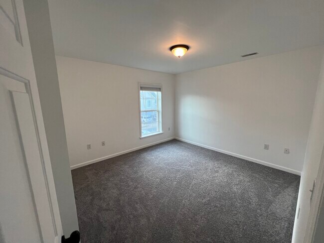 Building Photo - 43 Carlsbad Dr