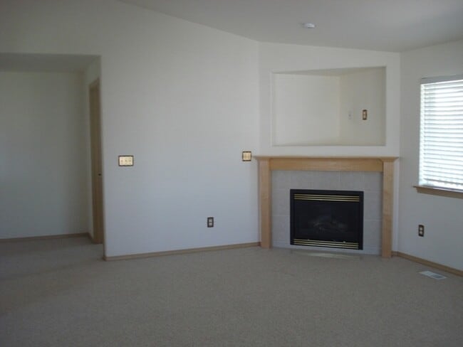 Building Photo - Beautiful 4 Bedroom Home on a Corner Lot i...