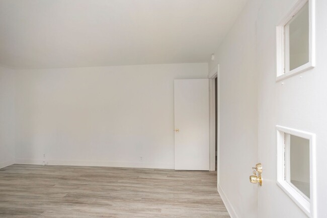 Building Photo - 208 Hillcrest Dr