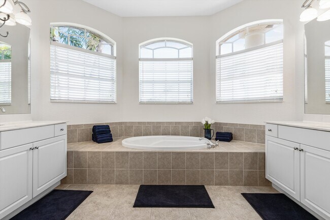 Building Photo - 3219 SW 7th Ln