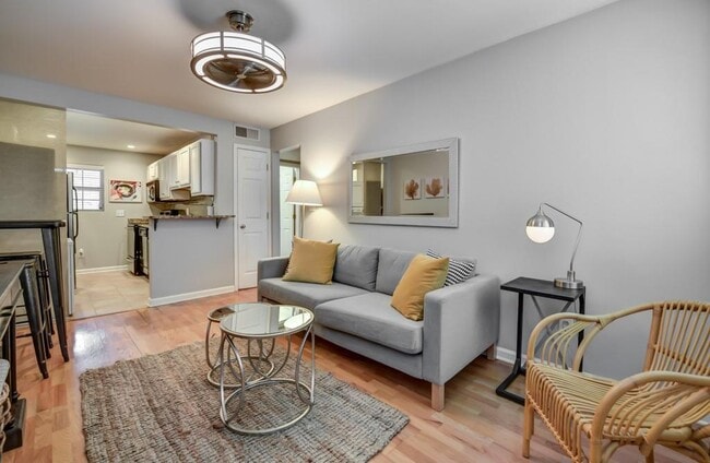 Building Photo - 210 Sampson St NE