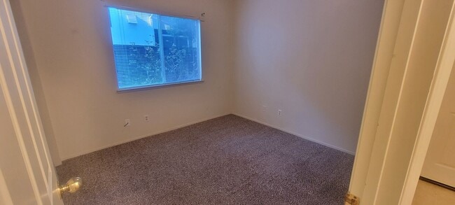 Building Photo - Adorable Spacious 3 Bdrm 3 Bath Home