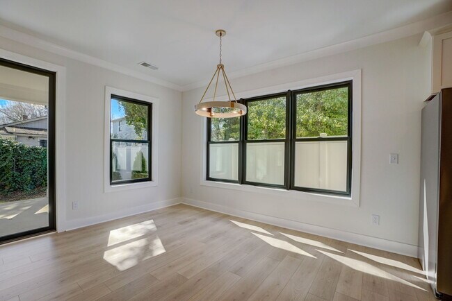 Building Photo - 1112 Pender St