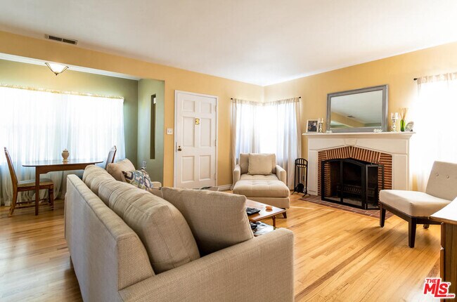 Building Photo - 2431 Walgrove Ave