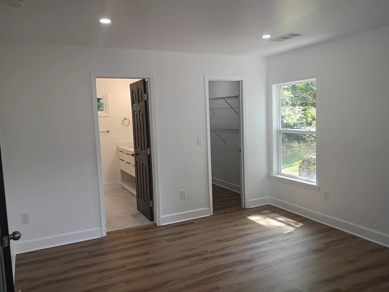 Building Photo - 731 N Price Rd