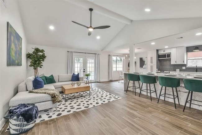 Building Photo - 2718 Foliage Green Dr