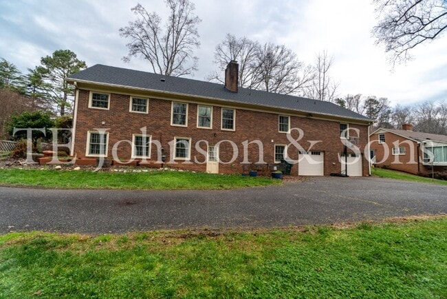 Building Photo - Spacious 5 Bedroom Home in the Heart of Sherwood Forest