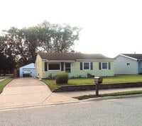 Building Photo - 2111 Maplehurst Ave