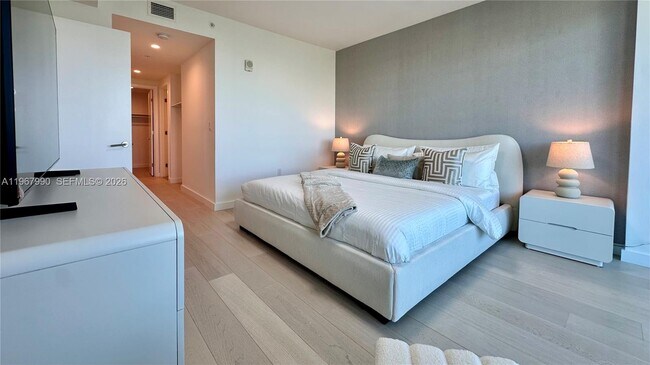 Building Photo - 9201 E Bay Harbor Dr