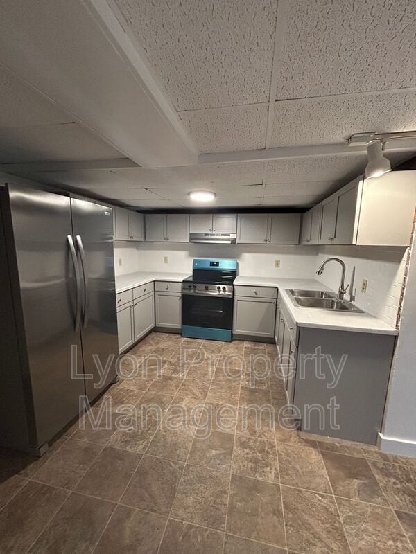 Building Photo - 1495 Ten Rod Rd