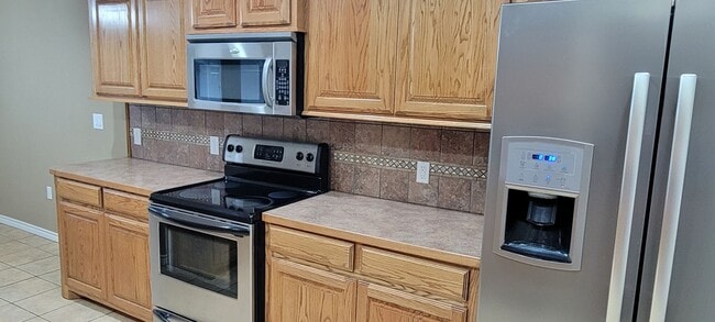 Building Photo - LARGE 4 BEDROOM HOME IN NORTHEAST CLOVIS