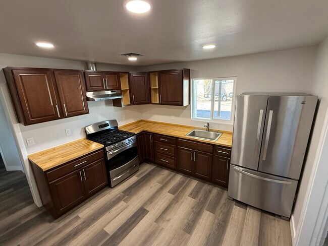 Building Photo - 738 E Roeser Rd