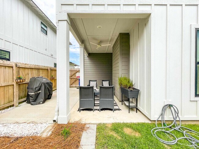 Building Photo - 13805 Red Drum Ct