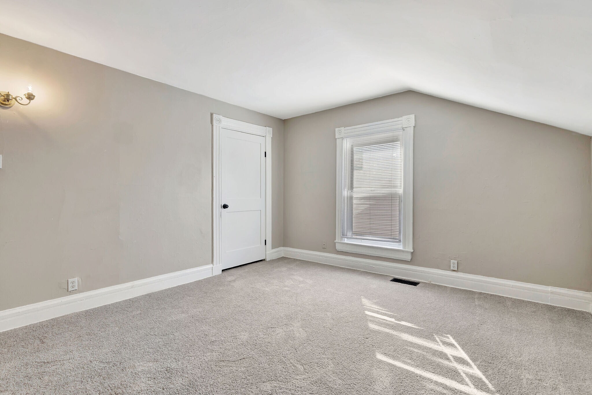 Building Photo - 1410 Russell St