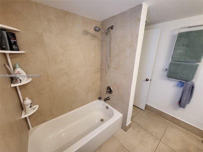 Building Photo - 6711 N Kendall Dr