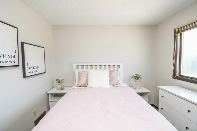 Building Photo - 4504 S Cliff Ave