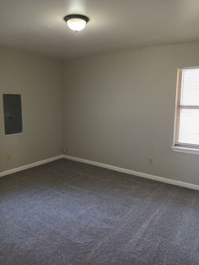 Building Photo - REMODELED 3 Bedrooms, 2 Full Bathrooms, 1 ...