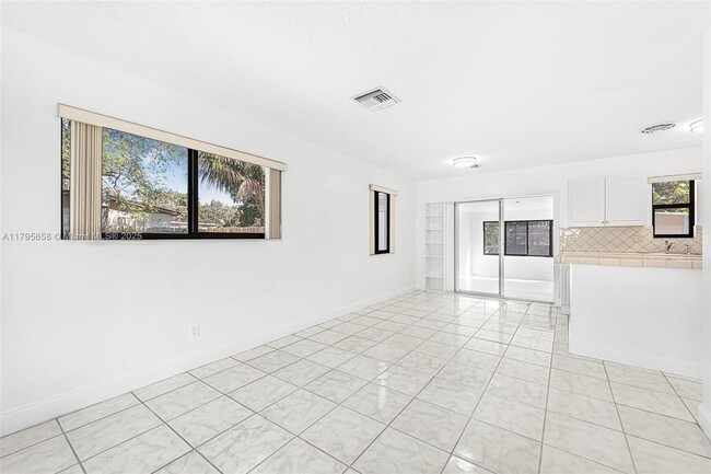 Building Photo - 3241 SW 40th Ave
