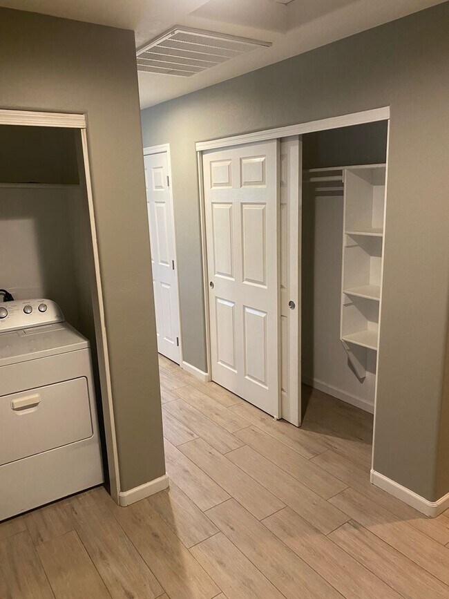 Building Photo - Remodeled 3/2 SFH Glendale, built in 2016